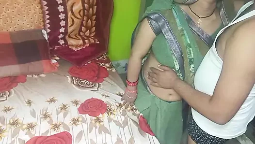 Hintli güzel kadın kocasıyla romantizm yaşıyor.