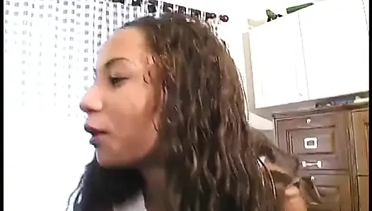 İnce zenci bebek kanepede beyaz adamın direğine kayıyor