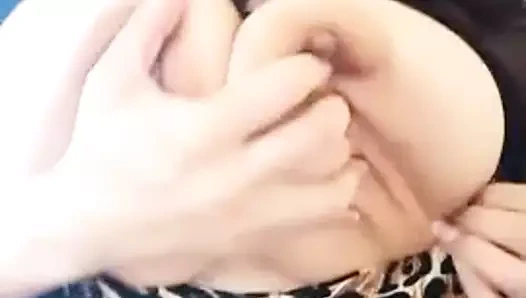 Büyük doğal boobz asılı