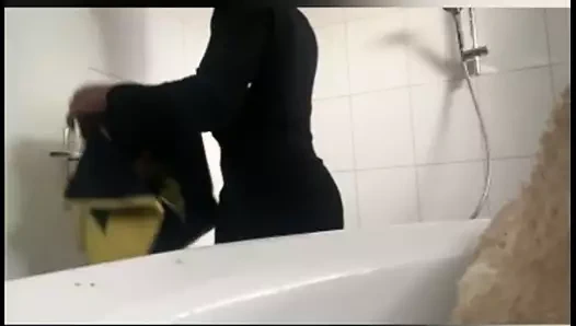 Erkek arkadaşım duş alırken beni gözetliyor