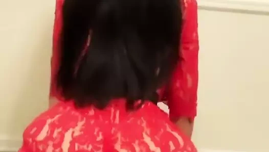 Brezilyalı gerçek bir sürtük gibi kabarcık kıçını twerk