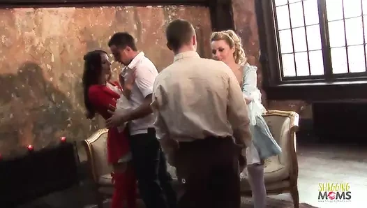 Ruhlar arayanlar, iki yarakla anal dörtlü seks isteyen esmer ve sarışın orta yaşlı seksi kadın buluyorlar