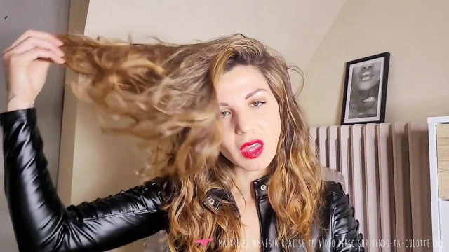Vends-ta-culotte - güzel bir Fransız dominatrix tarafından küçük bir yarak kaybedenin aşağılanması