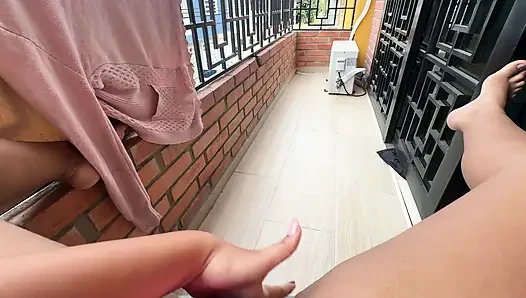 Dün gece iç çamaşırımla balkonda yürüyordum ve komşumun buraya baktığını gördüm, bu yüzden bu sabah dışarı çıkıp çıkmadığımı görmek için mastürbasyon yapmaya karar verdim ve