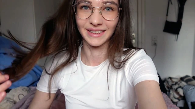 Masum genç kız büyük amcığını sert sikiyor! Kovboy kız kıyafeti bana yakışıyor