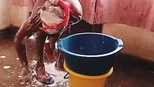 Sikildikten sonra banyo yapıyor, lütfen daha fazlası için abone ol