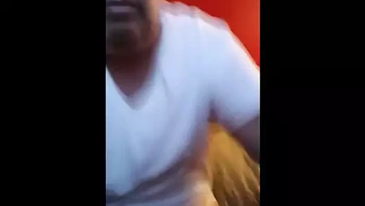 Bir saç fırçası ile kıllı kıçımı lanet