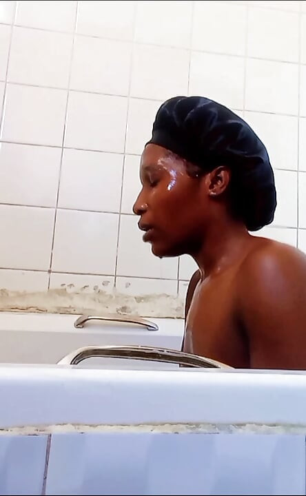 Mevsimsel tuval kendini sikiyor, her şey banyo yaparken başladı