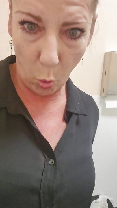 Yaramaz Amerikalı orta yaşlı seksi kadın iş yerinde mastürbasyon yapıyor