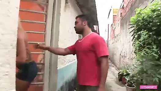 Lezzetli ve kalın latin kanepede ateşli seks yapıyor