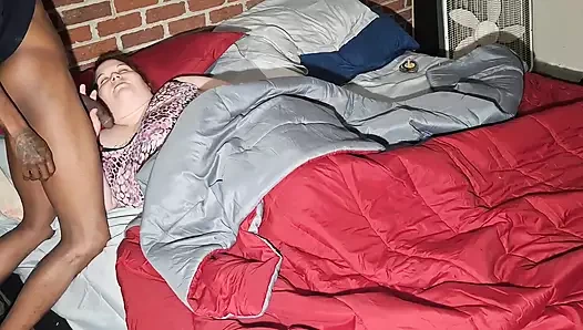 Üvey baba gitti yatakta çıplak üvey anne işten kapıdan girmeden 5 dakika önce emiyor