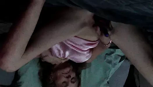 Orta yaşlı seksi kadın kocasını beklerken ateşli ve azgın oluyor