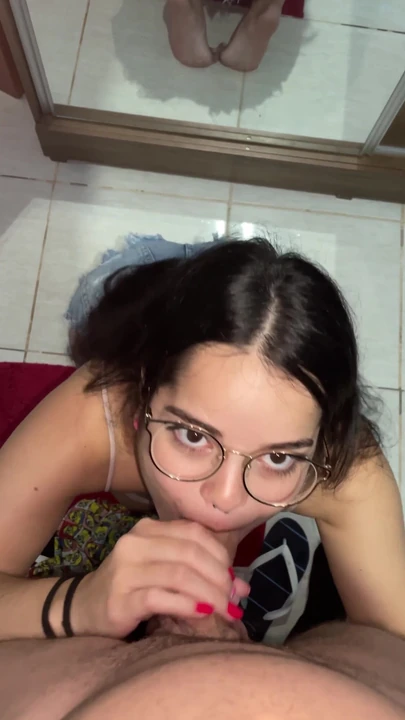 Debora Mendes'in Wellington Ribeiro'da bakış açısı sakso, aynada göt yansıması ve sonunda yoğun yüze boşalma | Klip 2