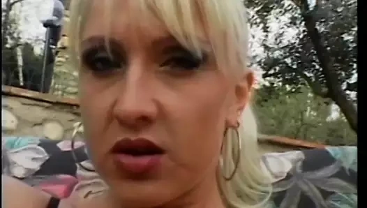 Olgun sarışın bebek ile güzel memeler sürmek bir sert horoz üzerinde çim