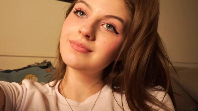 Kız sakso çekiyor ve sonra bir adamla sikişiyor