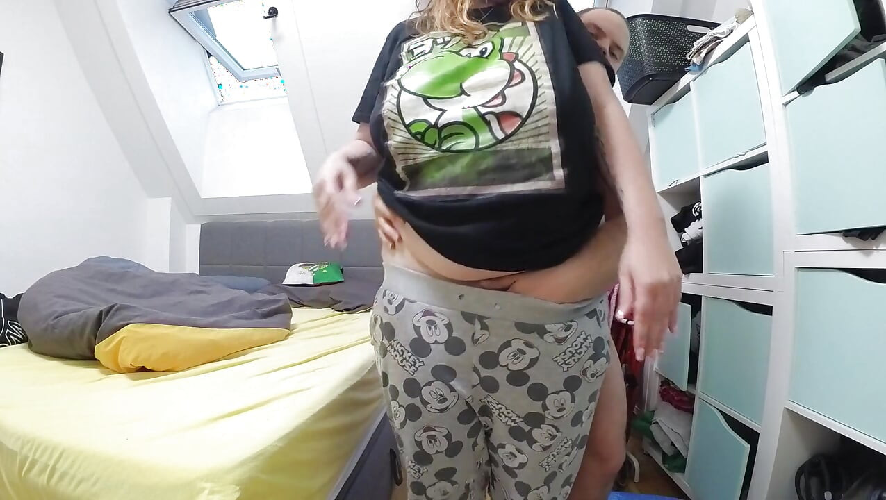 Soyunuyor, Memeleri Sikiliyor Ve Çifte Dölleniyor - Büyük Memeli Orta Yaşlı Seksi Kadın Parçalanıyor