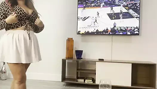 Yarak emen sürtükler gırtlağına kadar sikiliyor