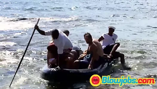 Küçük memeli sarışın plajda anal grup sekse bayılıyor