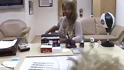 Siyah günahkar ve beyaz bir bebek için beyaz et