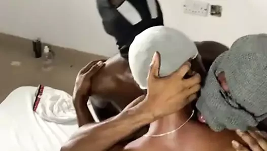 Akademide bazı futbolcu arkadaşlarıyla ateşli üçlü seks