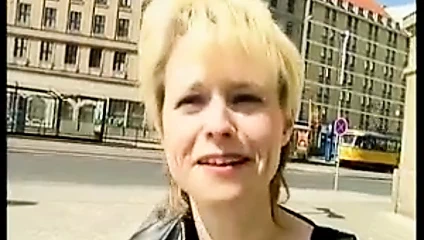 Sokaktaki sarışın vücudunu gösteriyor