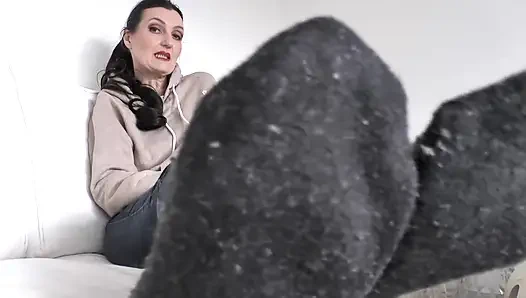 Bugün bile kokmuş çorapları kokluyorlar, suyunu sıkıyorlar ve spermini yalıyorlar! Leydi Victoria Valente