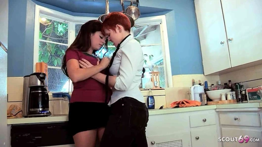 Kısa saçlı sarkık memeli olgun Lily Cade büyük memeli genç kızı kadın egemenliği lezbiyen seks için baştan çıkarıyor