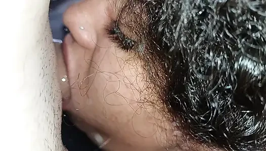 Açgözlü bir sürtüğün güzel dudaklarına boşalıyor