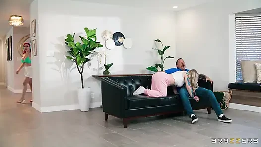Brazzers - Lily Lou moto tarafından yaşıyor bacaklarını aç, ilişkini değil