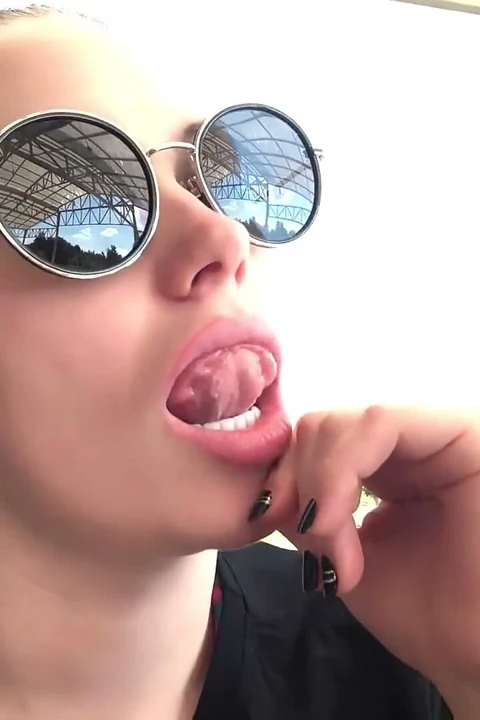 Gölde seksi büyük dudak yalama ve dudak kokulu ve öpücük ve gözlük fetişi