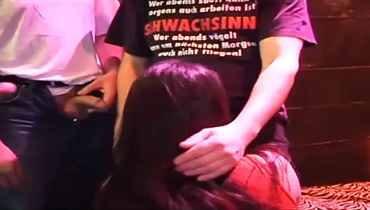 Vahşi kulüp hatunları buharlı grup sekste parmakla sikiliyor