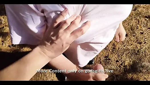 Parkta ıslak gırtlağına kadar alıyor ve ağzına boşalıyor