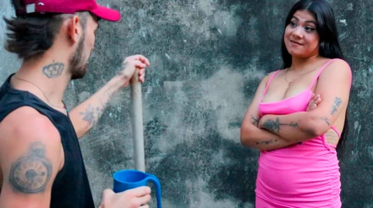 Güzel Hintli üvey kız kardeş büyük götü üvey erkek kardeşine bir bardak su ile yardım ediyor!