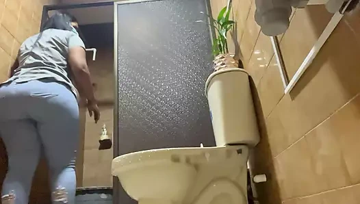 Latin hemşire banyoda