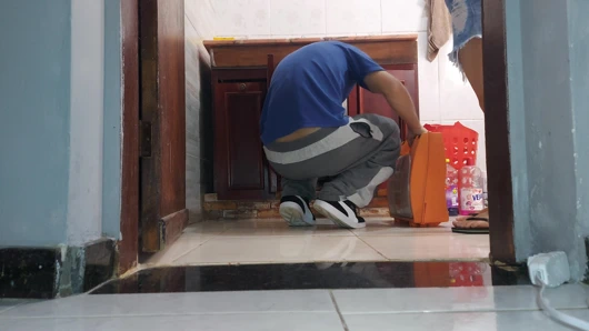 Boynuzlu kadın külotsuz etek giyen bir tesisatçı alıyor