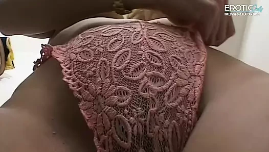 Banyo fısıltıları: Alman sarışın büyük yapay penisiyle mastürbasyon yapıyor