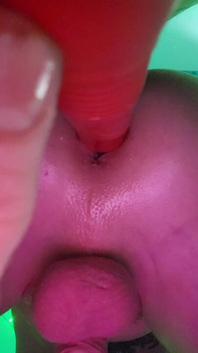 Yerçekimli dildoyla yakın çekim anal sikiş