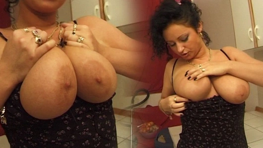 Harika doğal memeli orta yaşlı seksi kadın götten kendini sikiyor