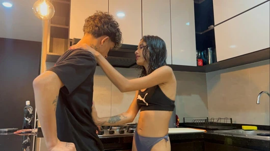 Küçük üvey kız kardeşime hayatının en iyilerini yaşatacak kimsenin olmaması gerçeğinden faydalanıyorum.