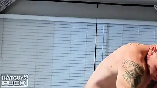 Seksi! Ateşli çift manzaralar için seks yapıyor. Göt zıplıyor.