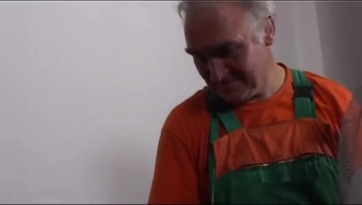 Yaşlı ve genç amcık yalıyor amcık sikişi, seksi sarışın bebek olgun yarak emiyor