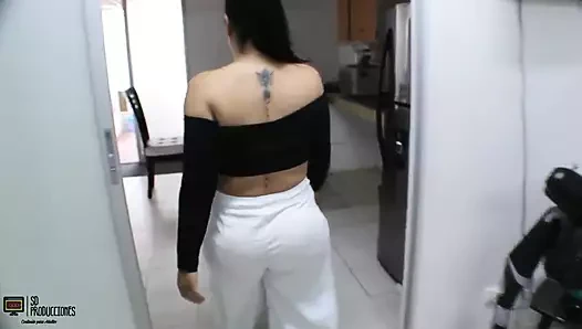 Amcığım o kadar zonkluyor ve ıslak ki üvey oğlumu sikiyorum - İspanyolca porno