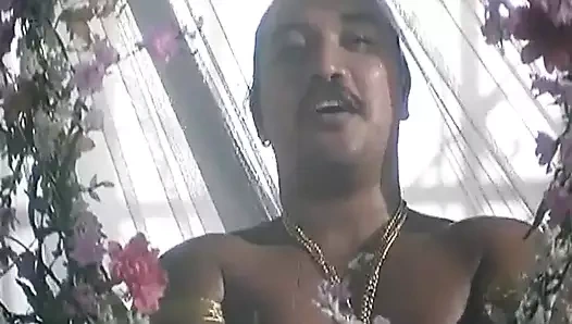 İki güzel ateşli esmer hatun göt deliklerinin derinliklerine sert bir yarak alıyor