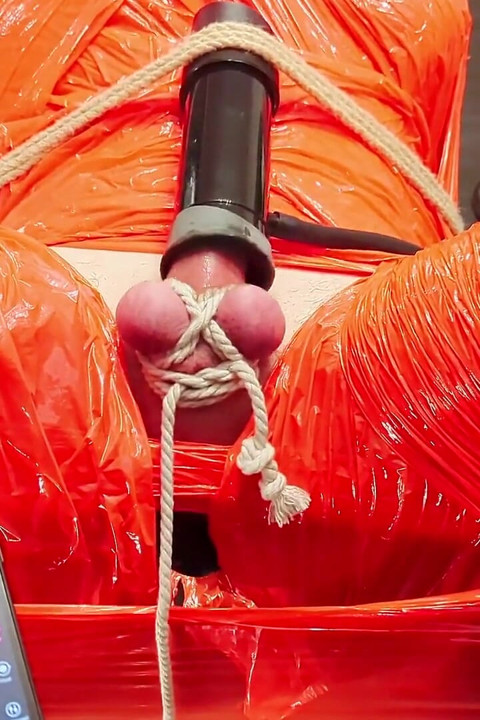 Acımasız yarak sağma (sıkı parlak kırmızı plastik mummificaton ve uzaktan anal stimülasyon)