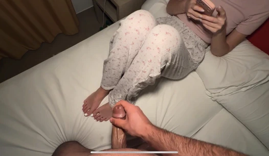 Üvey kız kardeş Mia reels'i kaydırıyor ama beyaz tırnaklarının ayaklarına boşalmama izin ver