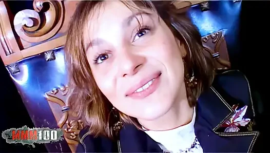 Djamy genç kaltak büyük ve ıslak amcığını açıyor