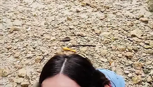 Bu sürtük öğretmen plajda bir yabancının sikini emiyor