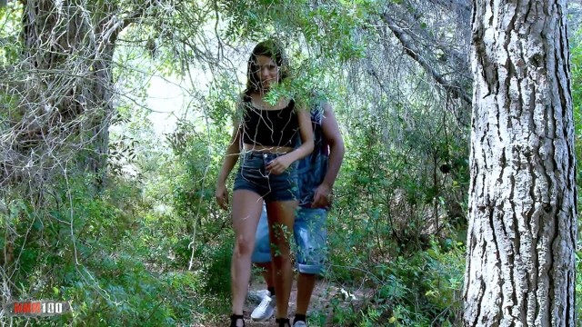 Gala Brown: güzel bir latinle ormanda sikişiyor: gala brown ve max cortes