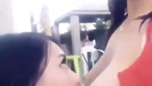 İki kız kötü oluyor