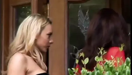 Sarışın sürtük yardımcı ona arkadaş için sikme gerçekten iyi